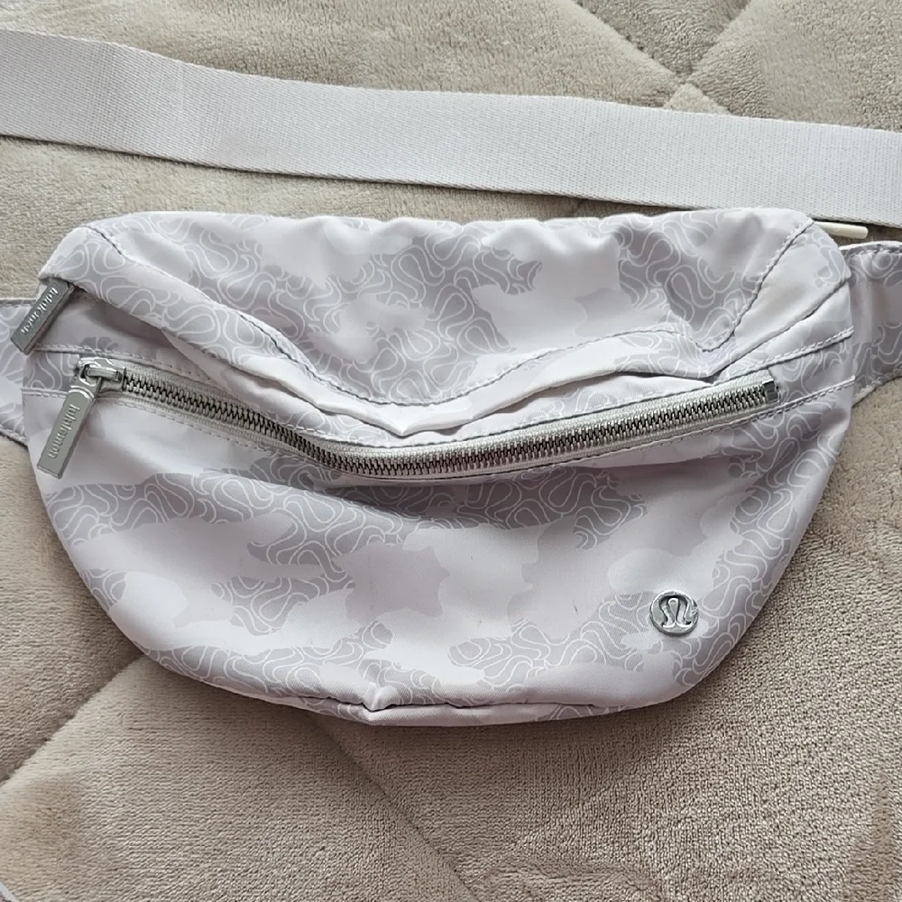 Lululemon athletica White Camo Belt Bag - Picture 1 of 4